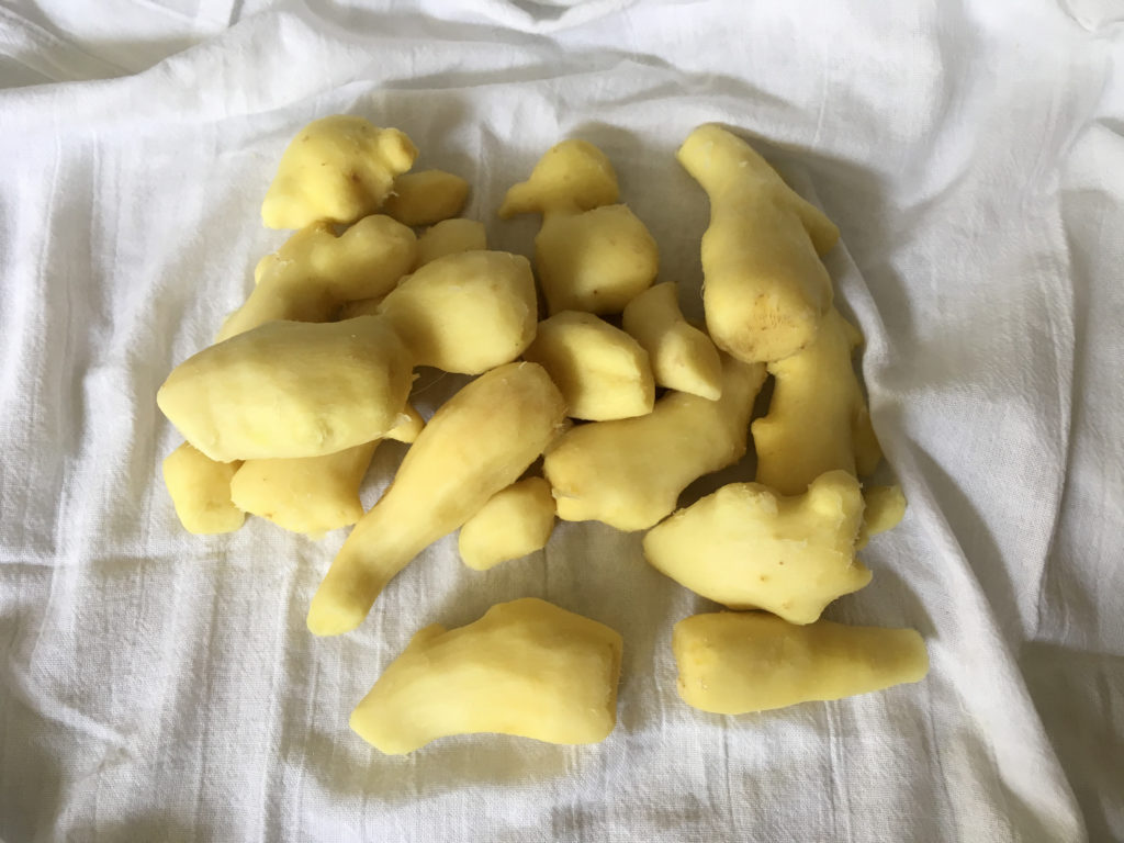 Peeled fresh root ginger